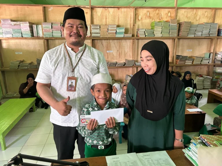 17 Murid MIN 2 Kotabaru Terima Bantuan PIP Tahap 2 Tahun 2025