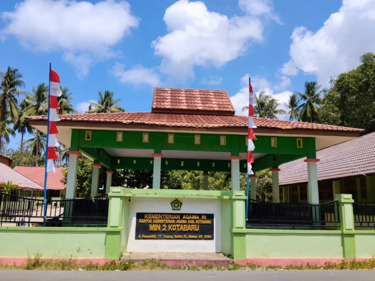 Gerbang dan bangunan MIN 2 Kotabaru di Tanjung Seloka